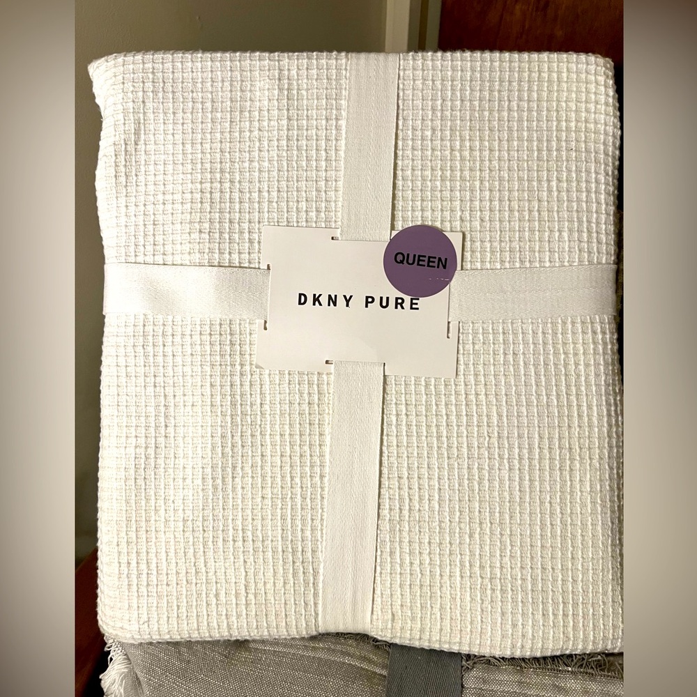 White DKNY waffle knit throw blanket queen size